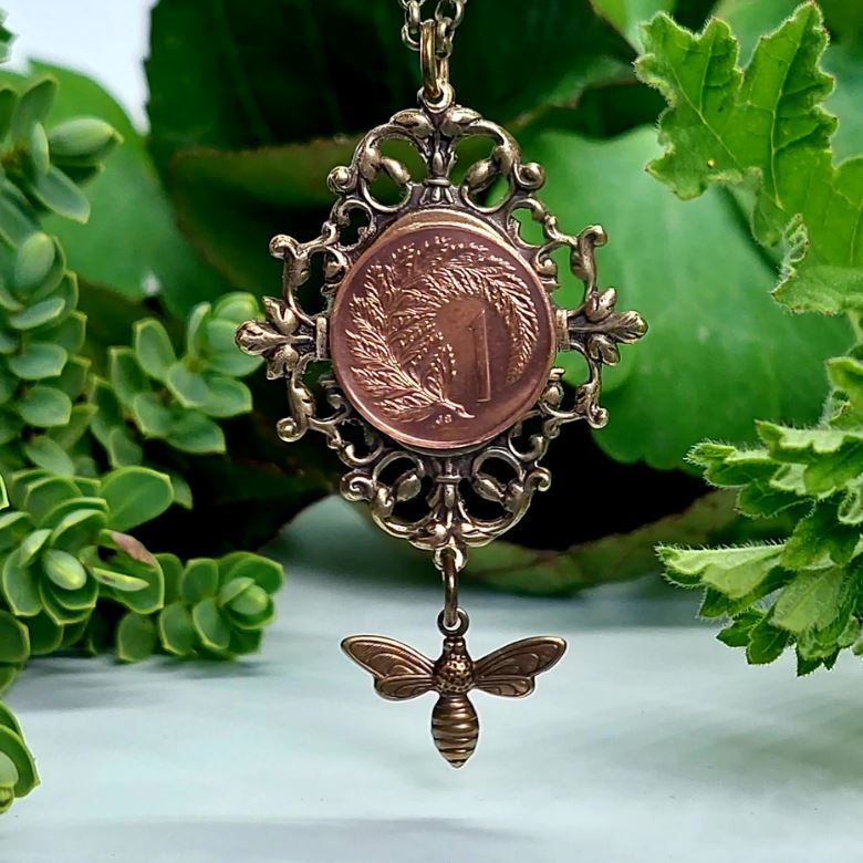 Garden Frame Pendant - Bee