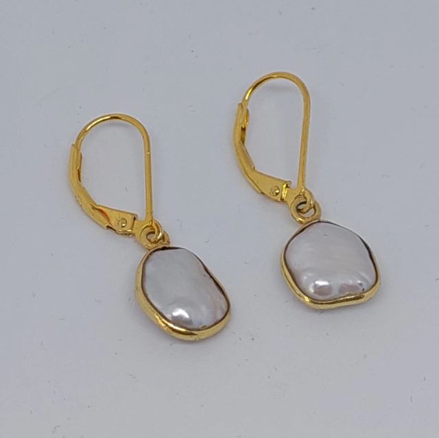 Timeless pearl earrings