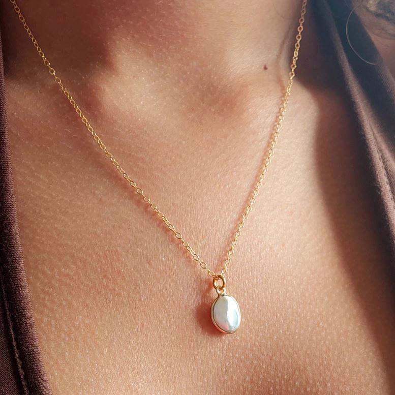 Timeless simple pearl necklace
